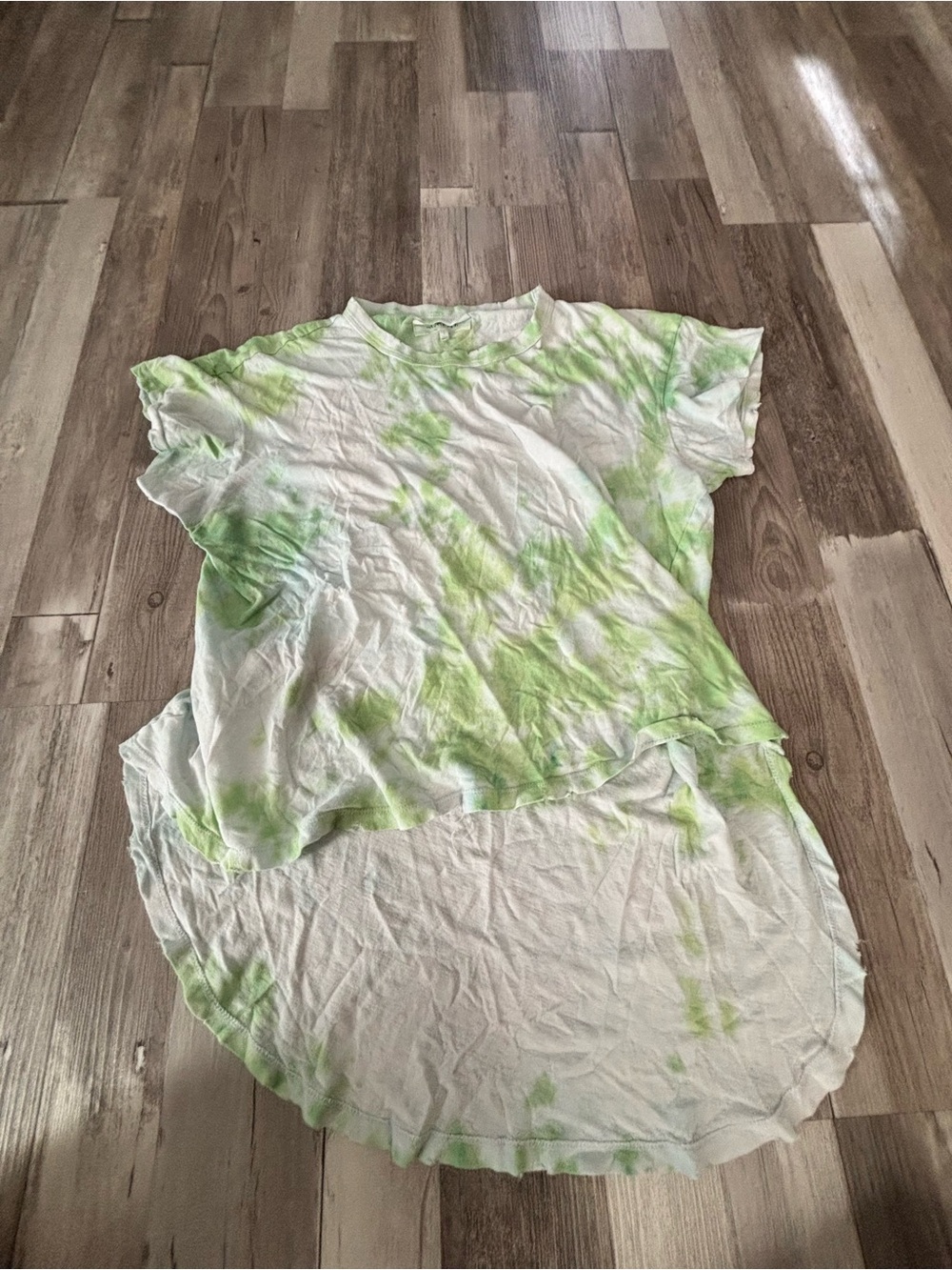THE GREAT. Short Sleeve Tie-Dye Tee in White and Lime
